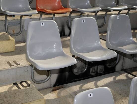 Freiburg, MAGE SOLAR Stadion, 7.3.2012 Fussball 1. Bl Saison 2011 2012 SC Freiburg, Brandschaden vom 4.3. am Stadion von Gutachter überprüft . Zum nächsten Heimspiel werden die beschädigten Träger abgestützt, jedoch sieben Querträger müssen danach ausgetauscht werden. Bild: Brandspuren unter den Sitzen im Stadion