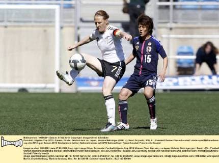 Fussball, Algarve Cup 2012, Frauen, Finale, Deutschland vs. Japan, Melanie Behringer (GER, L), Saori Ariyoshi (JPN, R)