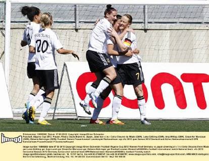 Fussball, Algarve Cup 2012, Frauen, Finale, Deutschland vs. Japan, Jubel bei v.l.n.r. Celia Okoyino da Mbabi (GER), Lena Gößling (GER), Anja Mittag (GER), Dzsenifer Marozsan (GER), Melanie Behringer (GER)