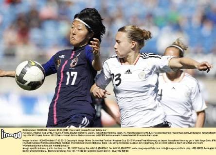 Fussball, Algarve Cup 2012, Frauen, Finale, Deutschland vs. Japan, Josephine Henning (GER, R), Yuki Nagasato (JPN, L)