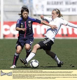 Fussball, Algarve Cup 2012, Frauen, Finale, Deutschland vs. Japan, Lena Gößling (GER, R), Kozue Ando (JPN, L)