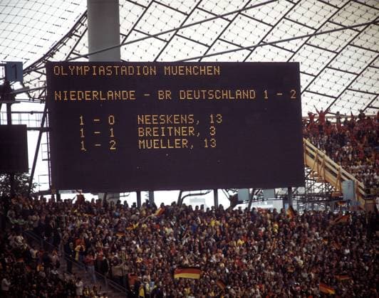 WM Finale 1974 im Münchner Olympiastadion - Die Anzeigetafel präsentiert das Endergebnis - Die BR Deutschland schlägt die Niederlande mit 2:1 und ist somit Weltmeister - Die Torschützen waren Johan Neeskens (NED) sowie Paul Breitner und Gerd Müller (beide BRD)
