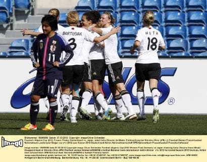 Fussball, Algarve Cup 2012, Frauen, Finale, Deutschland vs. Japan, Jubel Celia Okoyino da Mbabi, Enttäuschung bei Shinobu Ohno (JPN, L)