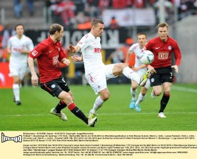 Fußball 1. Bundesliga 25. Spieltag 1. FC Köln - Hertha BSC Berlin am 10.03.2012 im RheinEnergieStadion in Köln Roman Hubnik ( Berlin ), links - Lukas Podolski ( Köln ), mitte - Christian Lell ( Berlin ), rechts