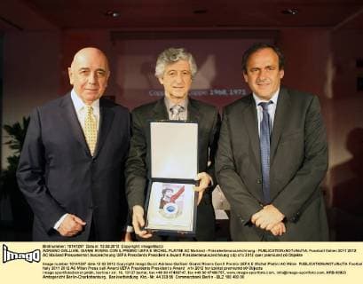 ADRIANO GALLIANI, GIANNI RIVERA CON IL PREMIO UEFA E MICHEL PLATINI AC Mailand - Präsidentenauszeichnung -