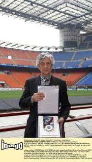 GIANNI RIVERA CON IL PREMIO UEFA AC Mailand - Präsidentenauszeichnung -