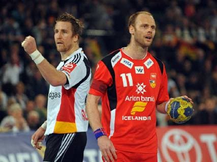 Halle Westfalen, 13.03.2011 Handball Männer EM-Qualifikation, Deutschland - Island 39 - 28 Zwei Rhein-Neckar-Löwen. Oliver Roggisch, GER (l) und Olafur Stefansson, ISL