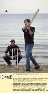 Sebastian VETTEL (GER),Red Bull Racing,übt sich beim Cricket,anlässlich eines Sponorentermins,Pressetermin,Aktion,Einzelaktion,Einzelbild,Freisteller,Ganzkoerperaufnahme,ganze Figur (li:Mark WEBBER (AUS),Red Bull Racing. Formel 1,GP von Australien,Grand Prix Melbourne,Albert Park,Saison2012,