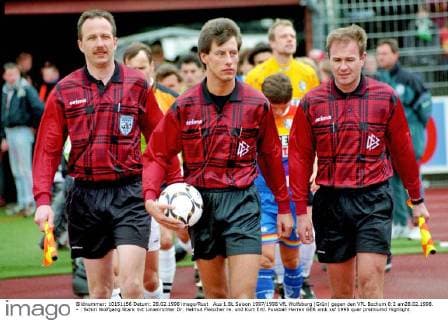 Aus 1.BL Saison 1997 1998 VfL Wolfsburg (Grün) gegen den VFL Bochum 0:2 am28.02.1998. - : Schiri Wolfgang Stark mit Linienrichter Dr. Helmut Fleischer re. und Kurt Ertl.