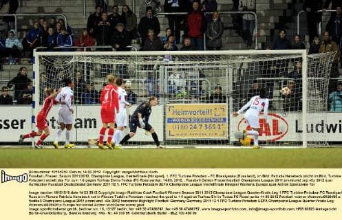 Fussball, Frauen, Saison 2011 2012, Champions League, Viertelfinale (Hinspiel), 1. FFC Turbine Potsdam - FC Rossiyanka (Russland), im Bild: Patricia Hanebeck (nicht im Bild, Turbine Potsdam) erzielt das Tor zum 1:0 gegen Torfrau Elvira Todua (FC Rossiyanka), 14.03. 2012,