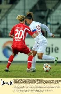 Fussball, Frauen, Saison 2011 2012, Champions League, Viertelfinale (Hinspiel), 1. FFC Turbine Potsdam - FC Rossiyanka (Russland), im Bild: v. l. Bianca Schmidt (Turbine Potsdam) und Cristiane (FC Rossiyanka) , 14.03. 2012,