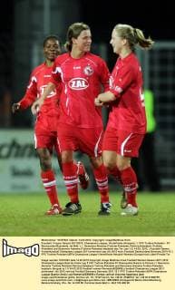 Fussball, Frauen, Saison 2011 2012, Champions League, Viertelfinale (Hinspiel), 1. FFC Turbine Potsdam - FC Rossiyanka (Russland), im Bild: v. l. Genoveva Anonma (Turbine Potsdam), Patricia Hanebeck (Turbine Potsdam) und Genoveva Anonma (Turbine Potsdam) bejubeln das Tor zum 1:0, 14.03. 2012,