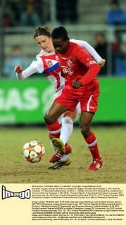 Fussball, Frauen, Saison 2011 2012, Champions League, Viertelfinale (Hinspiel), 1. FFC Turbine Potsdam - FC Rossiyanka (Russland), im Bild: v. l. Natalia Pertseva (FC Rossiyanka) und Genoveva Anonma (Turbine Potsdam), 14.03. 2012,