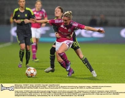 Camille Abily (Lyon) contre Mia Brogaard (bondby) - - Olympique Lyon vs. Bröndby IF Idraetsforening - Champions League - 14 03 2012 xFredericChambertx 
