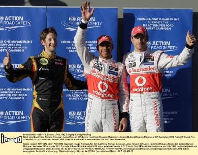 Nach dem Qualifying: Romain Grosjean (Lotus Renault GP), Lewis Hamilton (McLaren Mercedes), Jenson Button (McLaren Mercedes) GP Australien 2012 Formel 1 Grand Prix Australien 2012