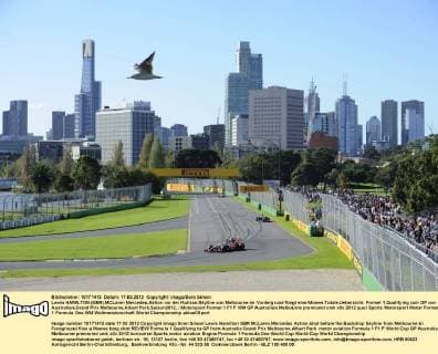 Lewis HAMILTON (GBR),MCLaren Mercedes,Aktion vor der Kulisse,Skyline von Melbourne-im Vordergrund fliegt eine Moewe.Totale.Uebersicht. Formel 1,Qualifying zum GP von Australien,Grand Prix Melbourne,Albert Park,Saison2012,