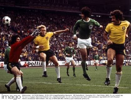 BR Deutschland - Australien 3:0 - Gerd Müller (BRD, 2.v.re.) erzielt das Tor zum 3:0 gegen Raymond Richards (re.), Manfred Schaefer (3.v.li.) und Torwart Jack Reilly (alle Australien)