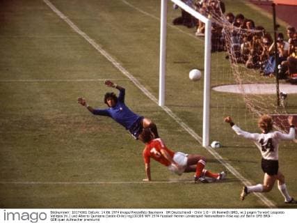BR Deutschland - Chile 1:0 - Uli Hoeneß (BRD, re.) gegen Torwart Leopoldo Vallejos (hi.) und Alberto Quintano (beide Chile)