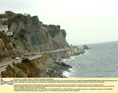 Milano - Sanremo 2012 - Das Peloton ebnet sich seinen Weg entlang der Küste an der italienischen Riviera 