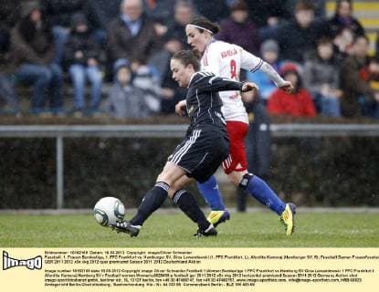 Fussball, 1. Frauen Bundesliga, 1. FFC Frankfurt vs. Hamburger SV, Gina Lewandowski (1. FFC Frankfurt, L), Aferdita Kameraj (Hamburger SV, R)