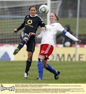 Fussball, 1. Frauen Bundesliga, 1. FFC Frankfurt vs. Hamburger SV, Sandra Smisek (1. FFC Frankfurt, L), Janina Haye (Hamburger SV, R)