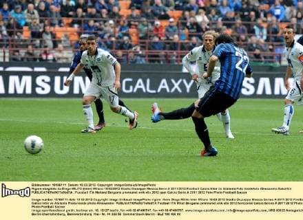Rigore sbagliato da Diego MILITO (Inter) Milano 18 03 2012 Stadio Giuseppe Meazza Serie A 2011 2012 Football Calcio Inter Vs Atalanta Foto Insidefoto Alessandro Sabattini 
