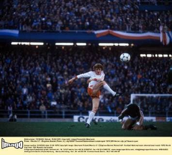 Polen - Mexiko 3:1 - Zbigniew Boniek (Polen, li.)