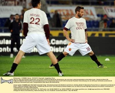 Serie A, Team des AS Rom solidarisiert sich mit Eric Abidal (FC Barcelona Frankreich), der sich einer Lebertransplantation unterziehen muss - Daniele de Rossi (R) - AntoniettaxBaldassarre