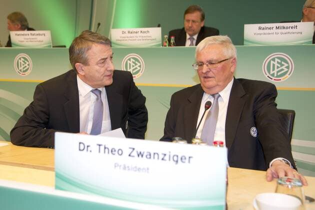 Der neue DFB Präsident Wolfgang NIERSBACH (links) und der scheidende DFB Präsident Theo ZWANZIGER, Ausserordentlicher DFB-Bundestag am 02.03.2012. Â