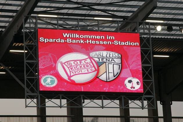 Fußball, Stadiongeschichte Kickers Offenbach Anzeigetafel zeigt die heutige Partie an