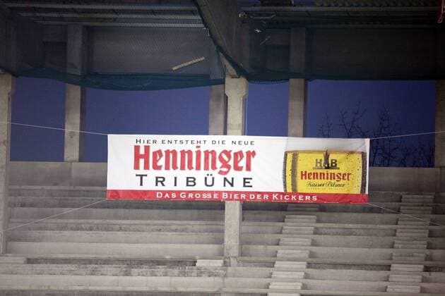 Fußball, Stadiongeschichte Kickers Offenbach Schild der neuen Henninger Tribüne