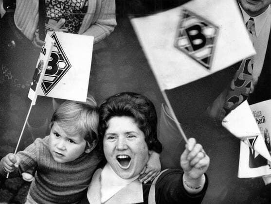 Fußball, Borussia Mönchengladbach, Deutscher Meister 1971 Borussia Mönchengladbach ist deutscher Meister der Saison 1970 1971: Frau und kleines Kind mit Fanfahnen in Händen feiern und jubeln