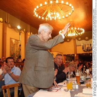 Präsident Dieter Schneider (1860) bedankt sich bei den Mitgliedern Fussball Planegg Mitgliederversammlung der Fußballabteilung des TSV München von 1860 e.V 20.03.2012