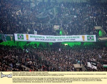 FUSSBALL DFB POKAL SAISON 2011 2012 HALBFINALE Borussia Mönchengladbach 21.03.2012 Fans mit einen Banner: BORUSSIA MÖNCHENGLADBACH - DFB POKALSIEGER 1960-1973.1998 