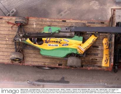 SPORT, FORMEL 1 GRAND PRIX SPANIEN 1992, 02.05.1992, BARCELONA - Der Wagen von Michael SCHUMACHER (19, GER, Benetton-Ford) wird nach einem Unfall nach der Session in der Boxengasse abgeladen. Formel 1 GP Spanien 1992 Barcelona