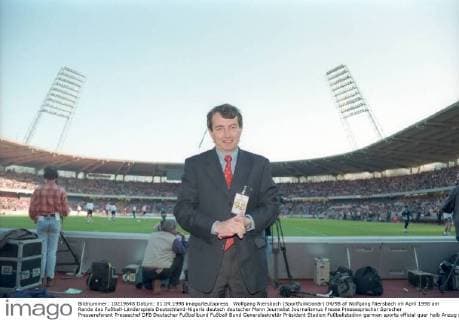 Wolfgang Niersbach (Sportfunktionär) 04 98 af Wolfgang Niersbach im April 1998 am Rande des Fußball-Länderspiels Deutschland-Nigeria deutsch deutscher Mann Journalist Journalismus Presse Pressesprecher Sprecher Pressereferent Pressechef DFB Deutscher Fußballbund Fußball Bund Generalsekretär Präsident Stadion Fußballstadion german sports official quer halb Anzug seriös schick Hände verschränkt lächelnd stehend