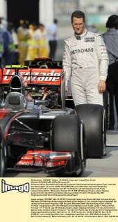 Michael SCHUMACHER (GER),Mercedes GP Petronas,Aktion,Einzelaktion,Einzelbild,Freisteller,Ganzkoerperaufnahme,ganze Figur,inspiziert den Rennwagen von Lewis HAMILTON (GBR),MCLaren Mercedes nach dem Qualifying. Motorsport:Formel 1,Qualifying zum GP von Malaysia auf dem Sepang Circuit,Kuala Lumpur,Saison2012,