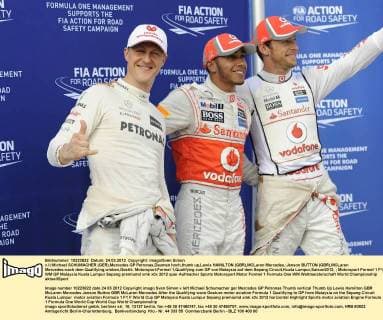 v.li:Michael SCHUMACHER (GER),Mercedes GP Petronas,Daumen hoch,thumb up,Lewis HAMILTON (GBR),MCLaren Mercedes,:Jenson BUTTON (GBR),MCLaren Mercedes-nach dem Qualifying,winken,Gestik. Motorsport:Formel 1,Qualifying zum GP von Malaysia auf dem Sepang Circuit,Kuala Lumpur,Saison2012,