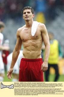 Mario Gomez ( Bayern 33 ) nackter Oberkörper, Portrait, Porträt Aktion, Einzelbild FC BAYERN MÜNCHEN - HANNOVER 96 ( - ) Fussball 1. Bundesliga , München, am 24.03.2011 27.Spieltag, Saison 2011 2012, Saison1112 , Liga01, 1. Liga, 1. Bundesliga, FCB, München, Hannoveraner