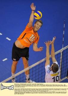 Volleyball Berlin 25.03.2012 1. Bundesliga DVL Saison 2011 2012 Playoffs Halbfinale Spiel 2 Berlin Recycling Volleys - VfB Friedrichshafen Urpo Sivula (Berlin Recycling Volleys, No.10) li. Zuraj Zatko (Friedrichshafen, No.10)