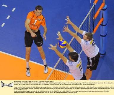 Volleyball Berlin 25.03.2012 1. Bundesliga DVL Saison 2011 2012 Playoffs Halbfinale Spiel 2 Berlin Recycling Volleys - VfB Friedrichshafen Scott Touzinsky (Berlin Recycling Volleys, No.01) Joao Jose (Friedrichshafen, No.12) Zuraj Zatko (Friedrichshafen, No.10)