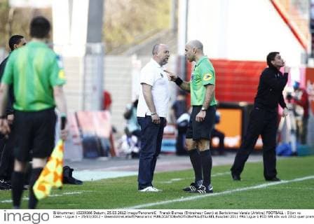 Franck Dumas (Entraineur Caen) et Bartolomeu Varela (Arbitre) FOOTBALL : Dijon vs Caen - Ligue 1 - 25 03 2012 - GwendolineLeGoff Panoramic 