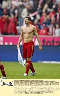 Mario Gomez ( Bayern 33 ) mit nacktem Oberkörper, oben ohne, Muskulatur, Brust, Bauch, fettfrei, Sixpack, Bauchmuskel, Brustmuskel, Haut, nackt , sexy FC BAYERN MÜNCHEN - HANNOVER 96 ( 2-1 ) Fussball 1. Bundesliga , München, am 24.03.2011 27.Spieltag,27.Spieltag, Saison 2011 2012, Saison1112 , Liga01, 1.Liga, 1.Bundesliga, FCB, München, Hannoveraner