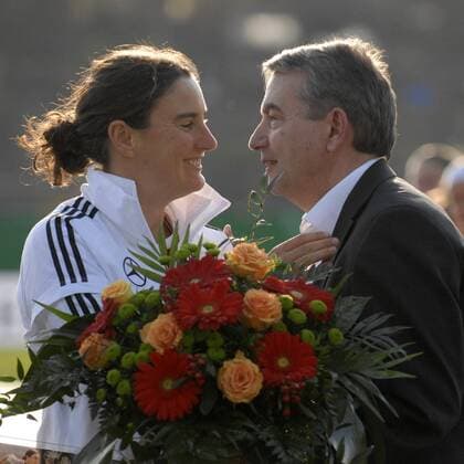 27.03.2012 Abschiedsspiel des DFB für Birgit Prinz im Frankfurter Volksbankstadion Blumen und Küsschen vom DFB-Präsidenten Wolfgang Niersbach für Birgit Prinz