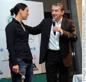 Abschiedsspiel Birgit Prinz am 27.03.2012 im Volksbank Stadion in Frankfurt am Main Birgit Prinz, links - Wolfgang Niersbach ( DFB-Präsident ), rechts - bei der Abschiedsparty in Frankfurt am Main