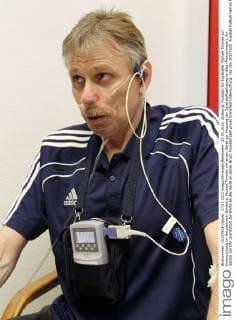 27.03.2012, Duisburg, Fussball, Ex-Fussballer Michael Tönnies zur Untersuchung im Herzzentrum Duisburg. Michael Tönnies mit einem Gerät zur Messung der Sauerstoffsättigung im Blut (Pulsoximeter). Ein Sensor am Ohr übermittelt die Werte an das Gerät an seiner Brust.