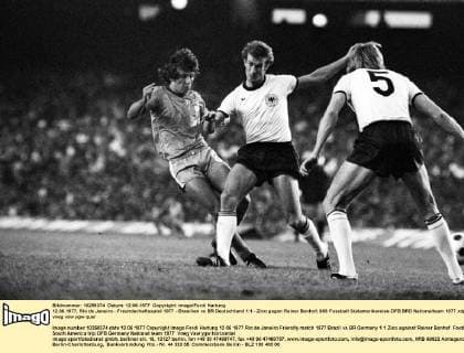 12.06.1977, Rio de Janeiro - Freundschaftsspiel 1977 - Brasilien vs BR Deutschland 1:1 - Zico gegen Rainer Bonhof