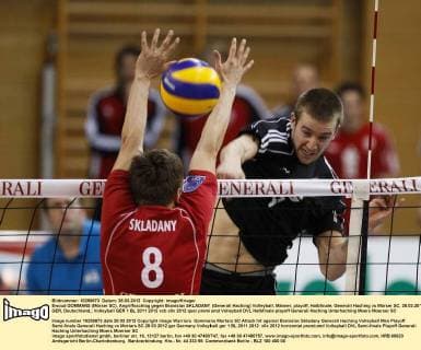 Ewoud GOMMANS (Mörser SC), Angriffsschlag gegen Branislav SKLADANY (Generali Haching) Volleyball, Männer, playoff, Halbfinale, Generali Haching vs Mörser SC, 28.03.2012, GER, Deutschland,