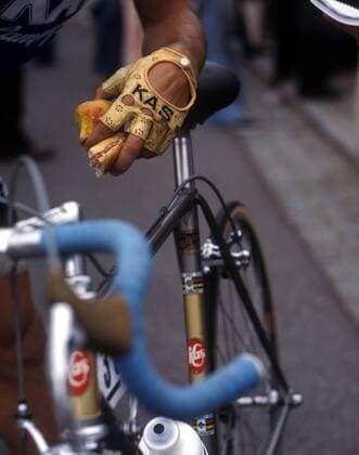 Fahrer aus dem Team KAS CAMPAGNOLO mit einem kleinen Imbiss