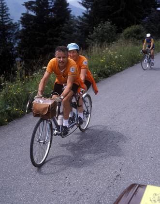 Radsportfans aus den Niederlanden auf einem Tandem